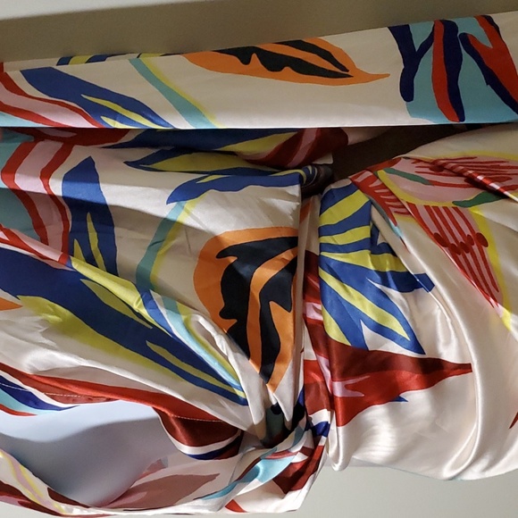 Gorgeous Print Dress, Deep Neckline NWT - Picture 4 of 10